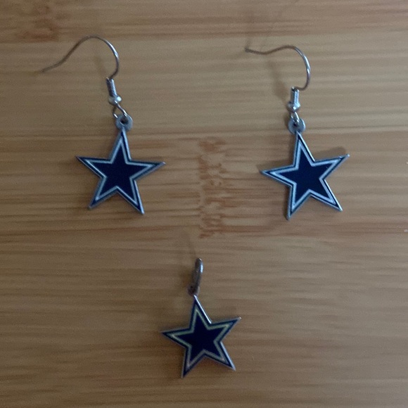 Retro officially licensed Dallas Cowboys earrings and necklace set - Picture 1 of 1